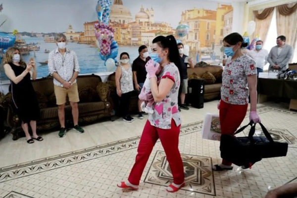 El emocionante encuentro de padres argentinos con sus bebés nacidos en Ucrania